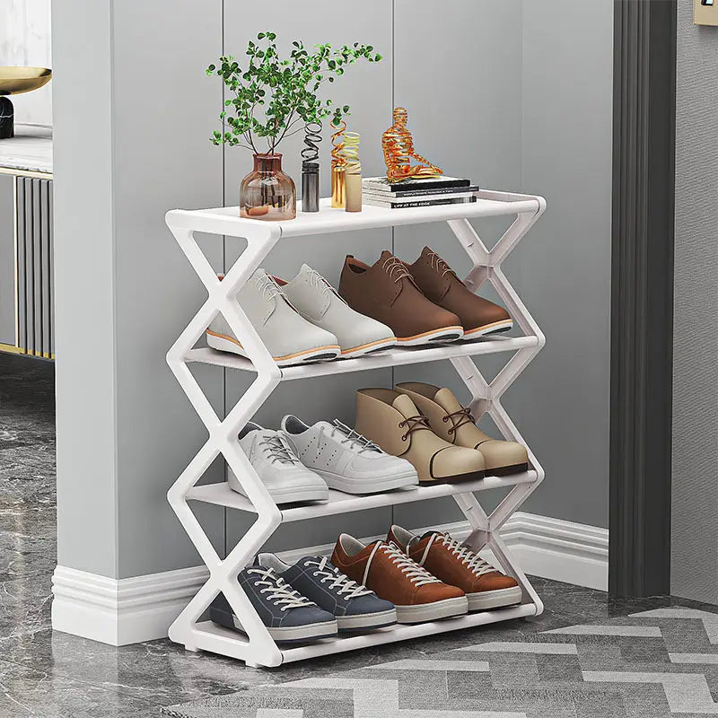 Weißes geometrisches Schuhregal mit vier Ebenen und einem klappbaren X-förmigen Rahmen, ausgelegt als platzsparender Ebenen-Schuhorganizer.