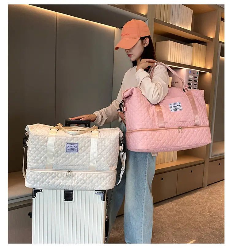 Bolsa de viaje tipo duffel de tela acolchada rosa con bolsillo frontal y correa ajustable para el hombro, diseñada como un tote weekender grande para uso en viajes