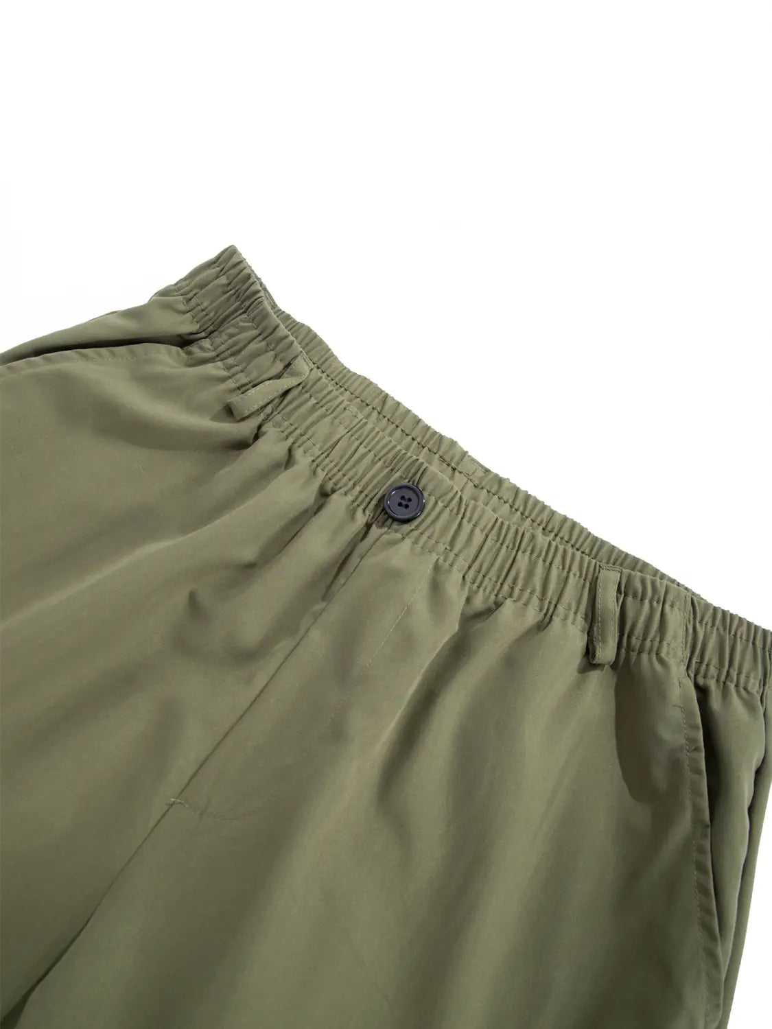 Herren-Cargo-Hose, leger, mit mehreren Taschen, in Olivgrün, mit elastischem Bund und dunkler Knopfverschluss.