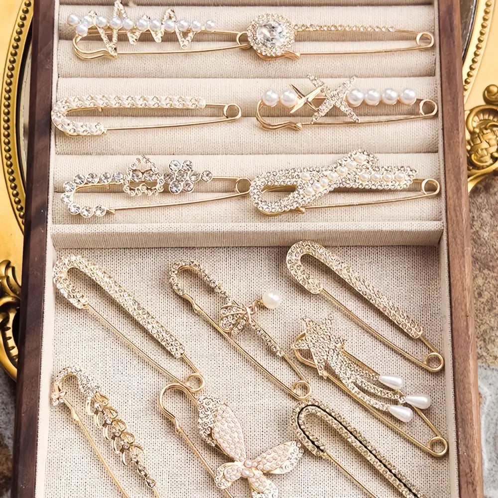 Lot de broches épingle rehaussées de strass ton doré pour femmes, présentant des designs d’épingles de sûreté avec des cristaux scintillants et des accents délicats de perles, à utiliser comme pinces à foulard avec des motifs complexes d’étoile et de nœud floral.
