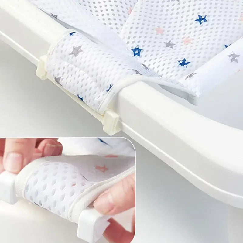 weißes Netz-Baby-Badewannenmattenkissen mit verstellbarem Neugeborenen-Unterstützungskissen, mit blauen und grauen Sternmustern, die an einen weißen Kunststoffrahmen befestigt sind