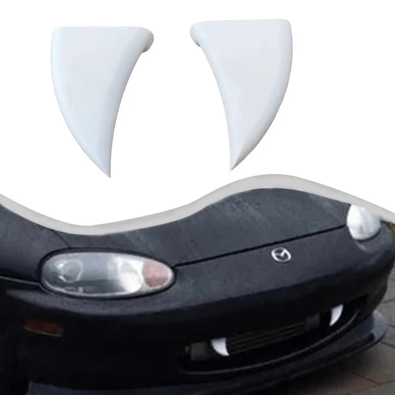weiße glänzende Kunststoff-Vampirzahn-Aufkleber, konzipiert für Mazda Miata-Fahrzeuge, verwendet als Halloween-Vampirzahn-Autotaufkleber mit Monsterfänge-Merkmalen