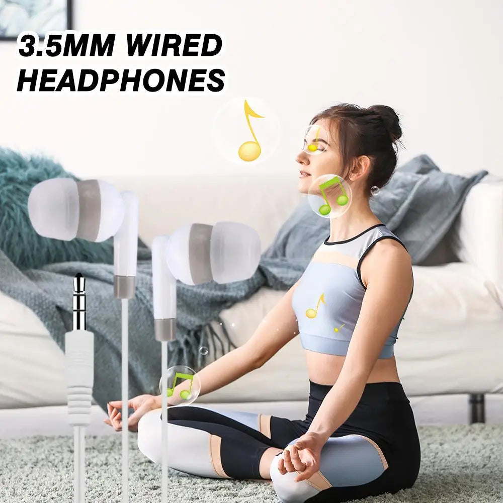 Auriculares intrauditivos con cable blancos con conector de audio de 3,5 mm, con acentos grises y un cable flexible para una escucha cómoda.