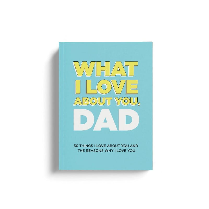 Un livre « Mom Dad fill in love » à couverture rigide bleu clair avec un texte jaune et blanc en caractères gras sur la couverture.