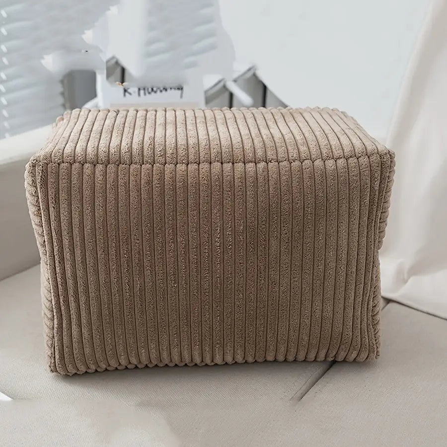 Beige Bezug für eine Taschentuchbox aus Cordstoff mit vertikaler Rippstruktur für einen Boho-Aufbewahrungskorb mit Mehrfachfächern.