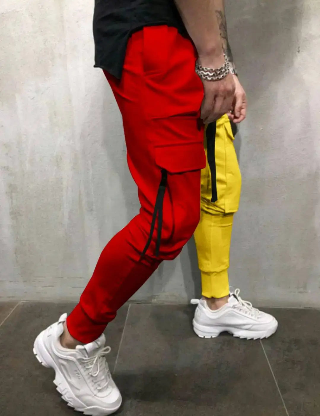 Pantalones cargo tipo jogger de hip hop bicolor rojo y amarillo con detalles en cremallera negros, diseñados como pantalones con bloques de color para ropa urbana.