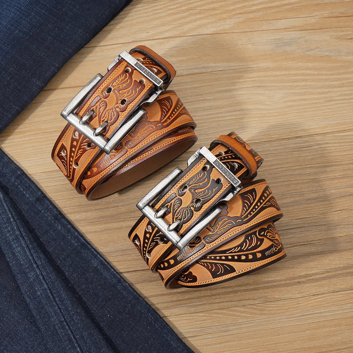 Ceintures western vintage pour homme en cuir véritable, couleur tan, présentant des motifs détaillés d’oiseaux et de fleurs en relief, avec des boucles à finition argentée.