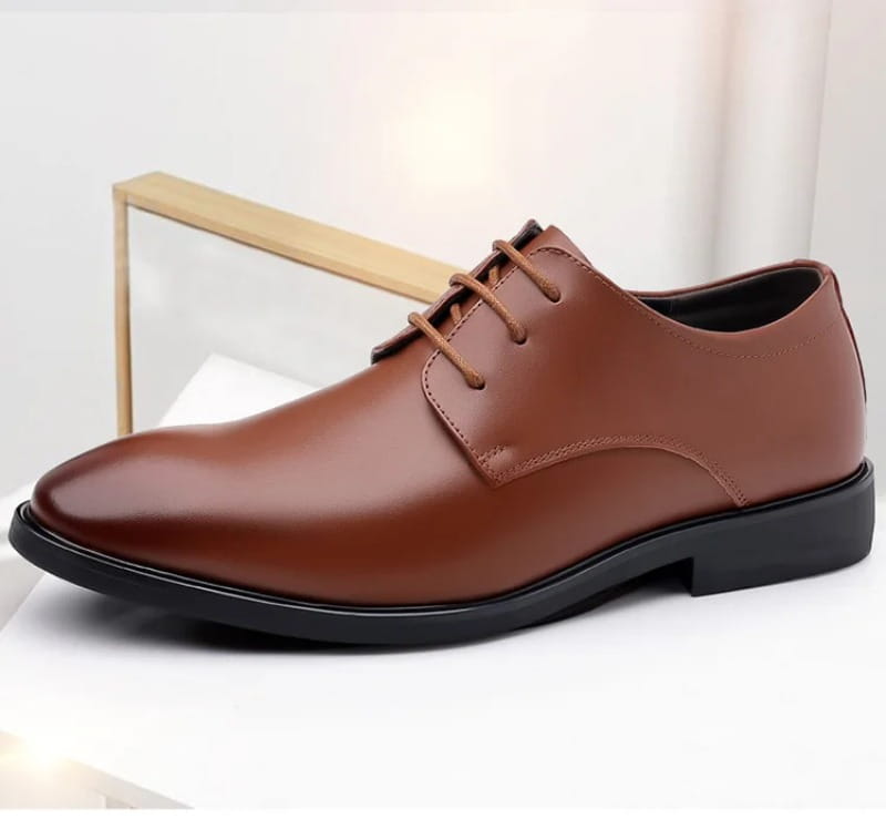 Brauner geschnürter Herrenkleiderschuh aus Leder mit schwarzer Gummisohle für formelle Anlässe
