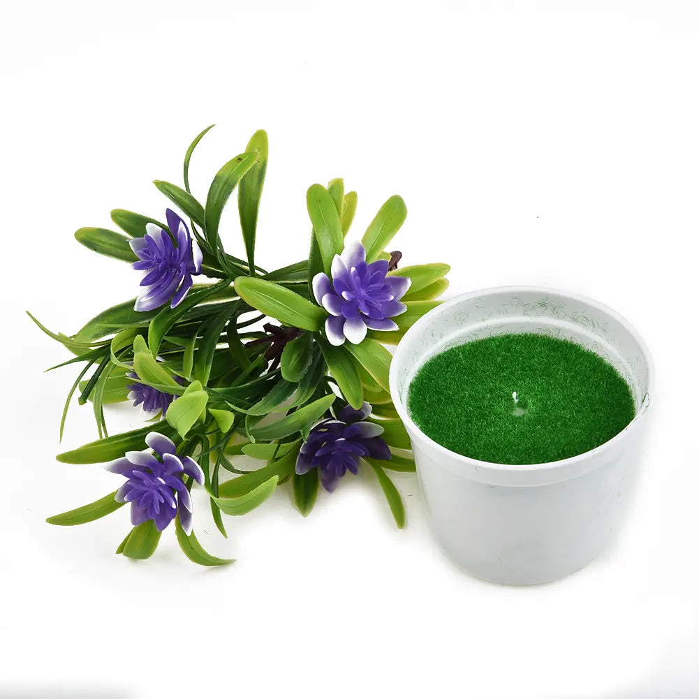 un récipient en céramique blanc rempli d’une herbe artificielle verte éclatante, dans le cadre d’un pot de fleurs artificielles pour la décoration intérieure du domicile.