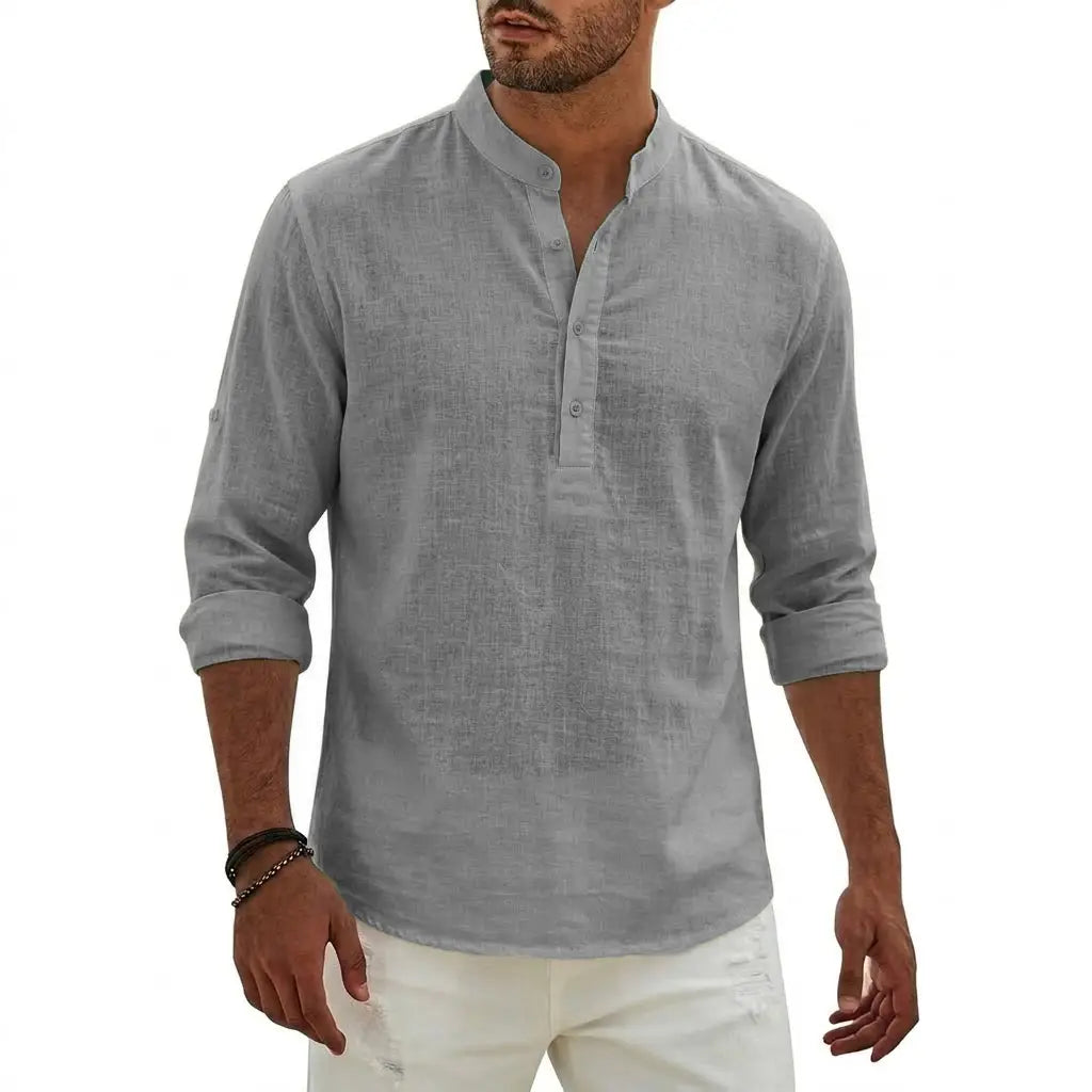 Chemise Henley en lin pour homme gris clair avec col mandarin et longues manches retroussées, haut d’été décontracté.