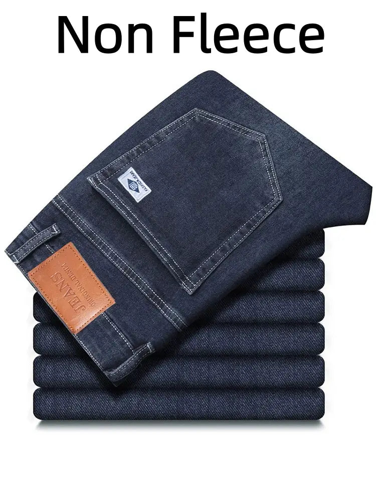Jeans rétro délavés coupe droite ample pour hommes en denim bleu foncé clair, fabriqués dans un matériau non doublé en molleton, avec un empiècement en cuir brun sur la ceinture et une petite étiquette blanche de marque sur la face arrière.