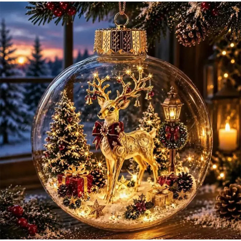 Une boule d’ornement de Noël en verre illuminée, comprenant un cerf doré aux bois finement détaillés et un nœud rouge à l’intérieur d’une sphère en verre transparente remplie de sapins de Noël miniatures, de cadeaux, de pommes de pin et de lumières scintillantes.