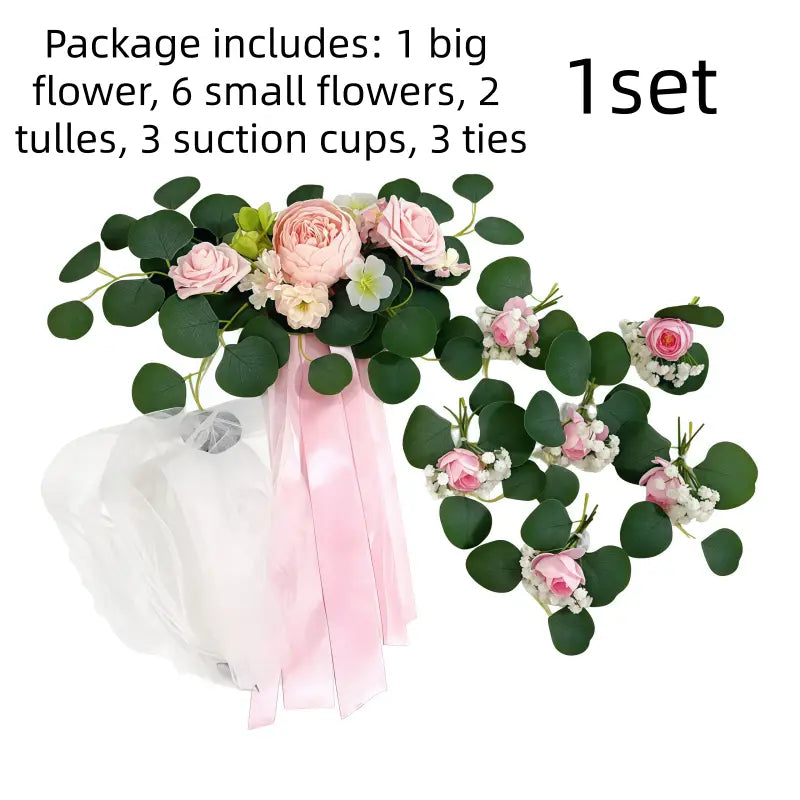 Kit de décoration de voiture de mariage comprenant un arrangement floral d’eucalyptus et de rose artificielle rose et blanche, avec des feuilles vertes et une attache en ruban satin.