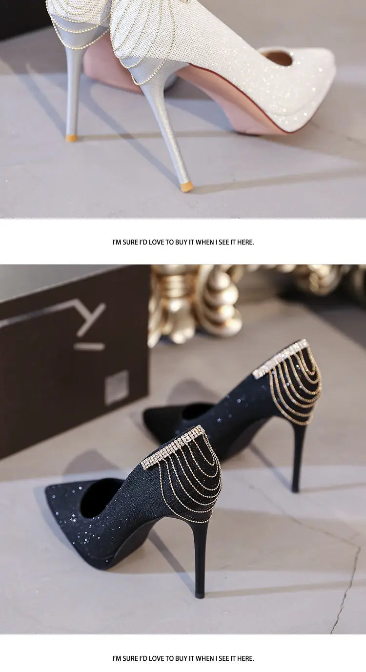 Weiße und schwarze, mit Kristallen verzierte High-Heel-Pumps mit Stiletto-Absätzen, entworfen als Kristall-Hochzeitschuhe, Plateau-Bridal-Heels.