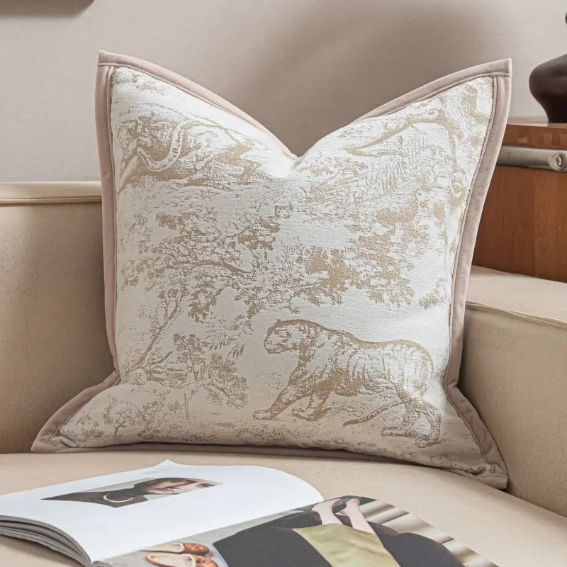 housse de coussin de luxe couleur lin sec présentant un tissu jacquard beige avec un motif damassé de tigre et de forêt aux tons or subtils, encadré par une bordure assortie en tissu.