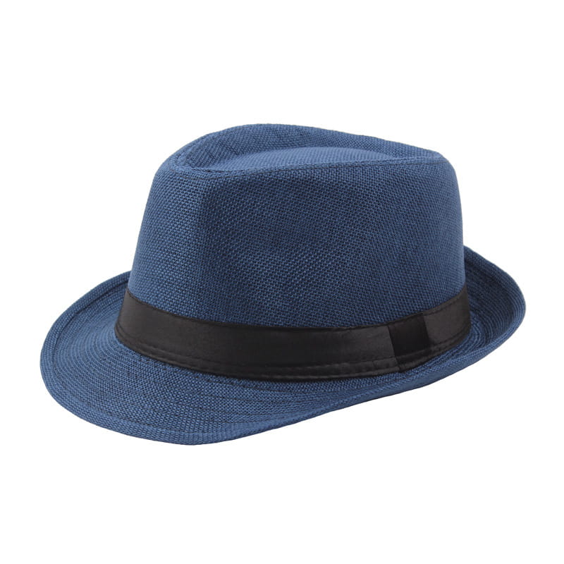 blauer geflochtener Stroh-Fedora-Sonnenhut mit schwarzem Satinband, entworfen als unisex Sommer-Strandmütze.