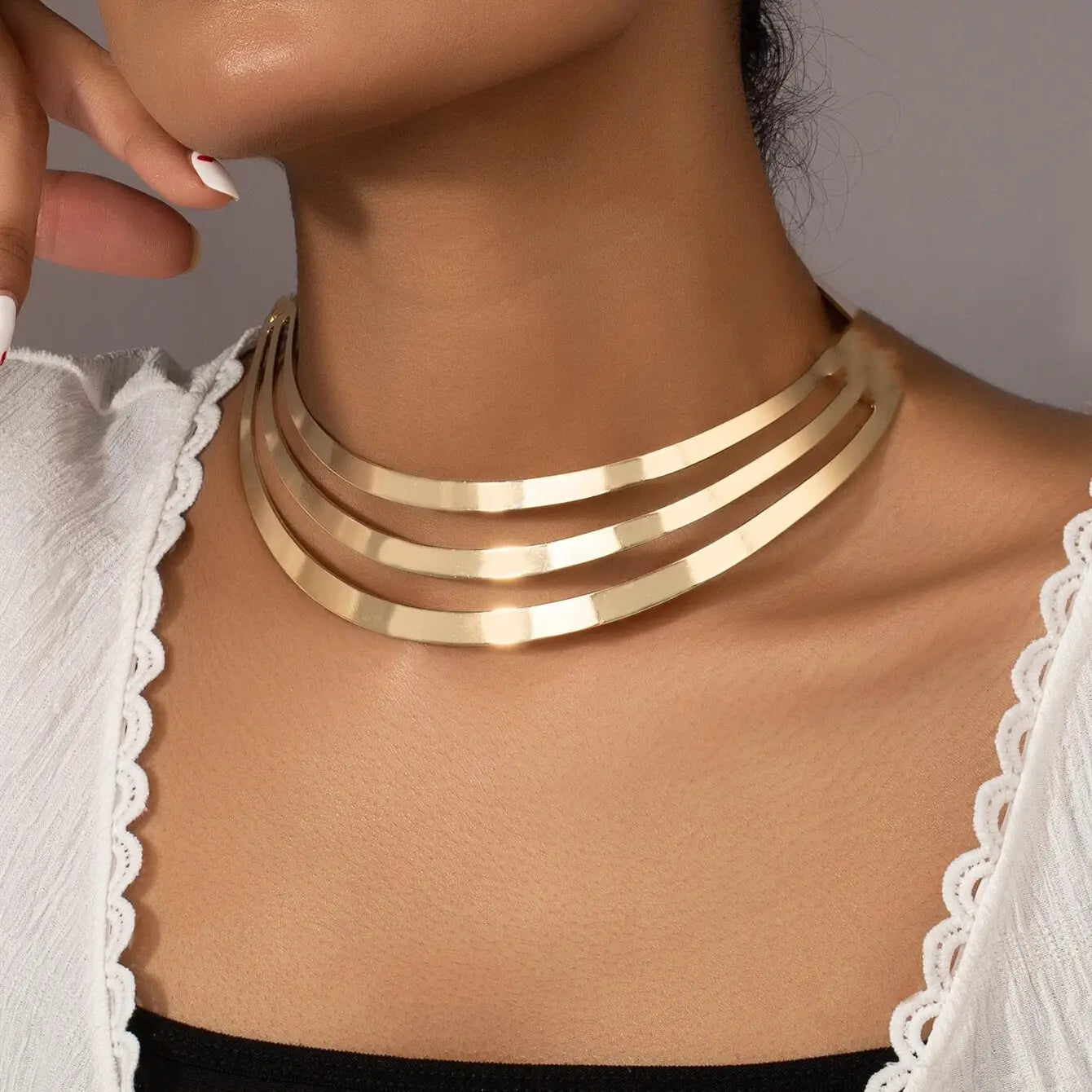 Collar tipo gargantilla de oro multicapa con acabado metálico elegante y diseño de cadena punk en tono dorado.
