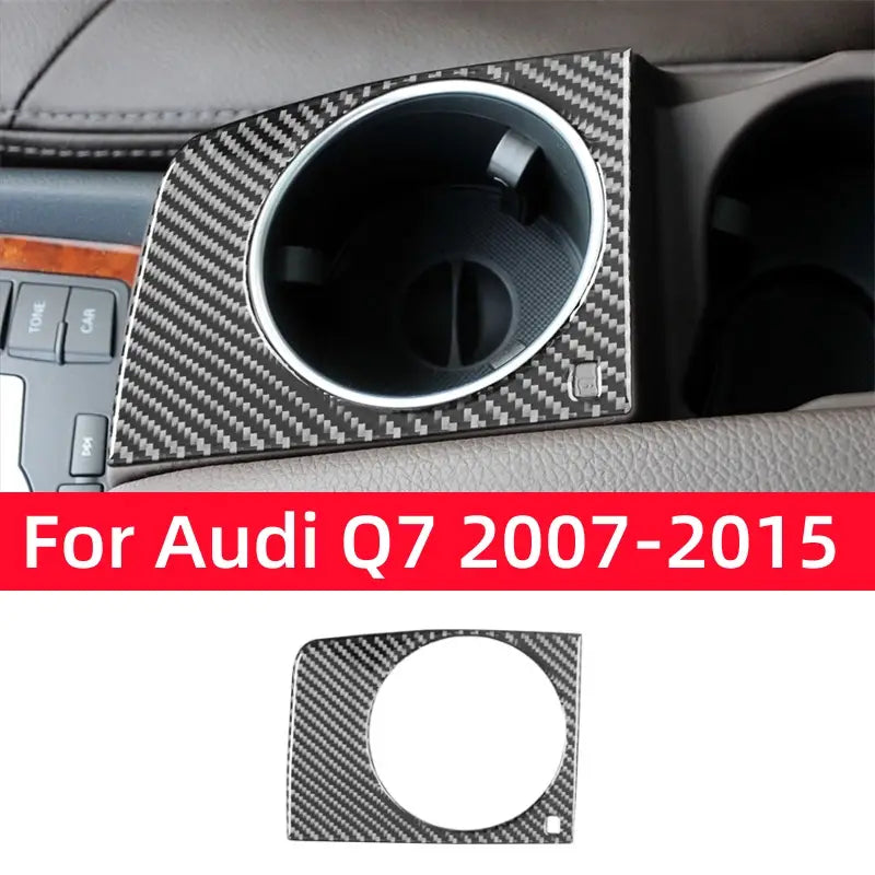 2007年から2015年のアウディQ7向けの黒色のカーボンファイバー調カップホルダーカバー。耐久性のある素材でインテリアトリムを向上します