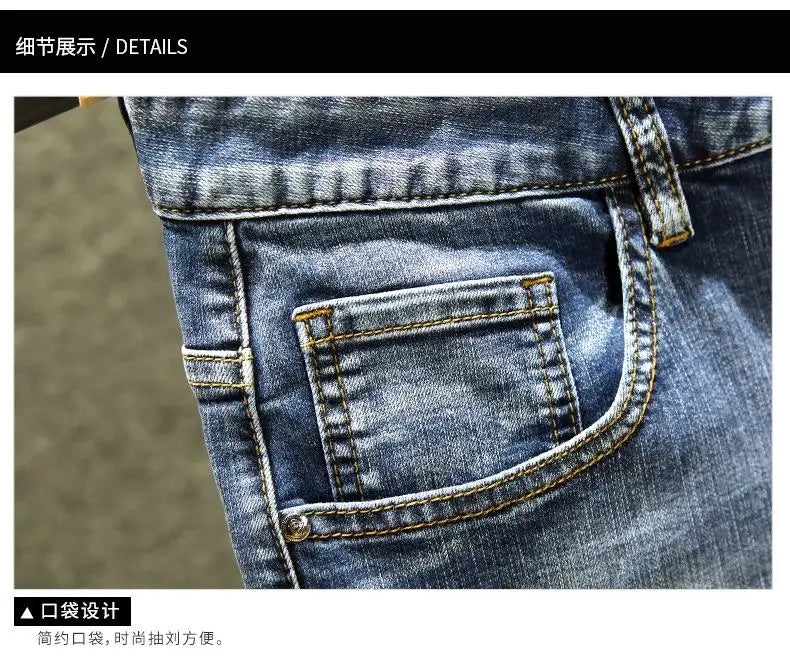 Jean slim stretch imprimé pour homme en denim bleu, avec un délavage dégradé et une surpiqûre jaune contrastante.