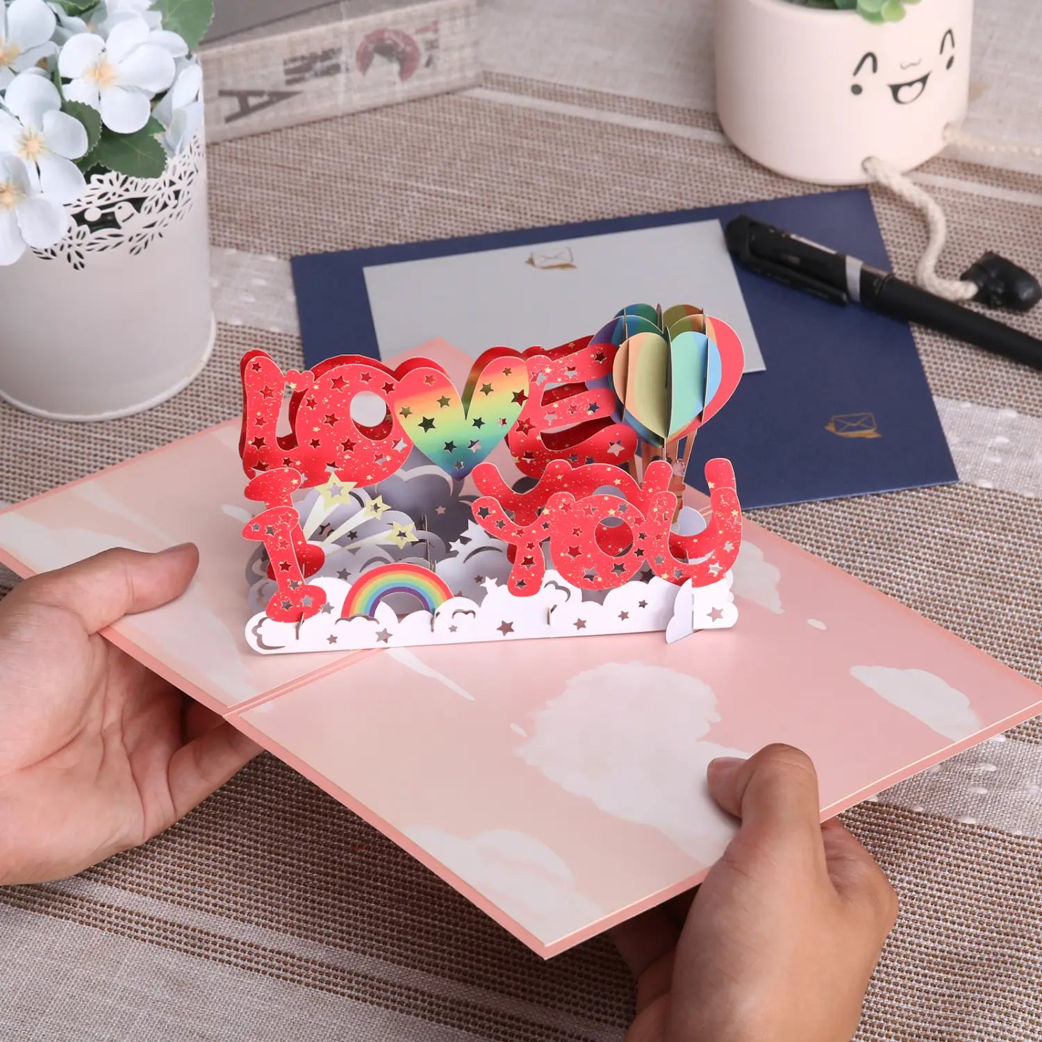 Carte de la Saint-Valentin 3D à effet pop-up vibrante rouge, avec un message « i love you » et des détails arc-en-ciel et en forme d’étoiles pour des couples romantiques.