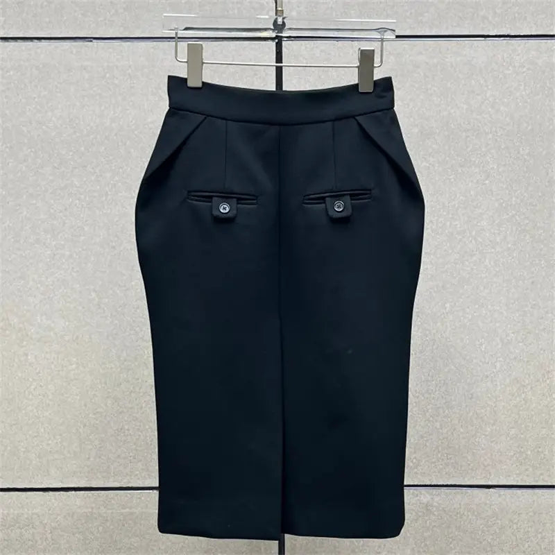 Jupe crayon noire taille haute avec poches à rabat frontales et plis discrets dans un design de longueur genou au style Y2K.