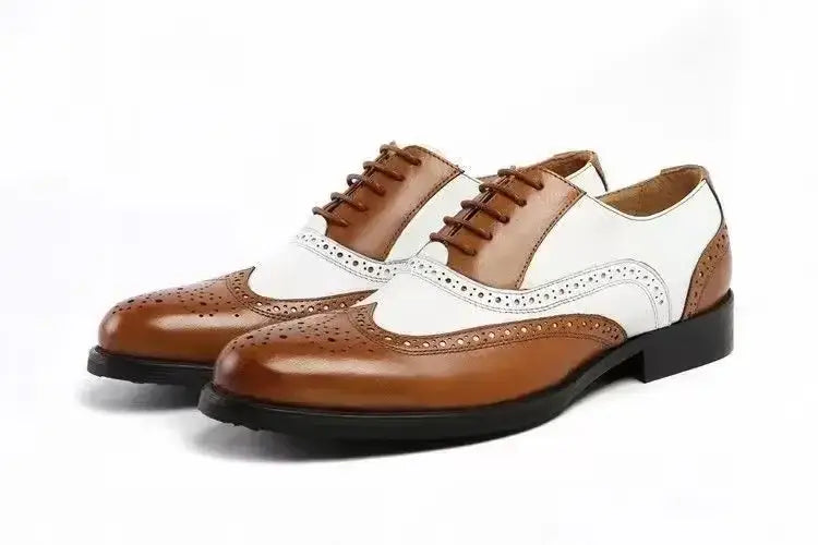 Zapatos de vestir Oxford tipo brogue bicolor para hombre en cuero marrón y blanco con detalles perforados.