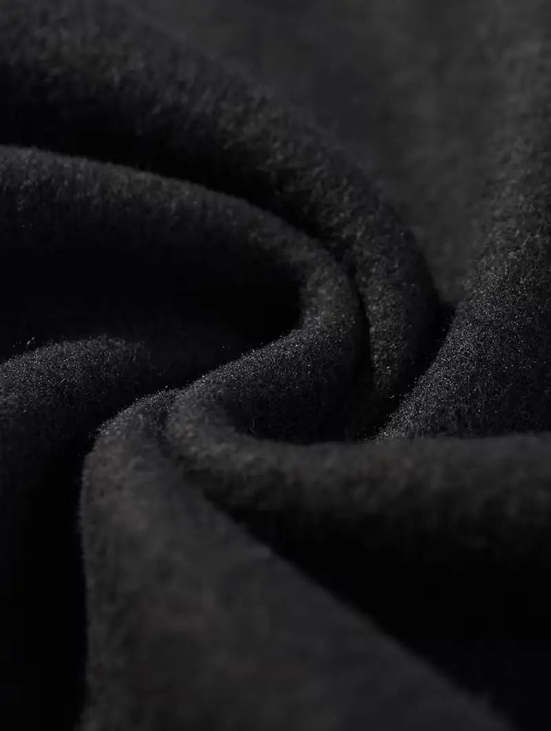 メンズ向けグラフィティのプルオーバー・パーカーは、柔らかな質感の表面を備えた、ディープブラックのウール製のふっくらとした生地で作られています。
