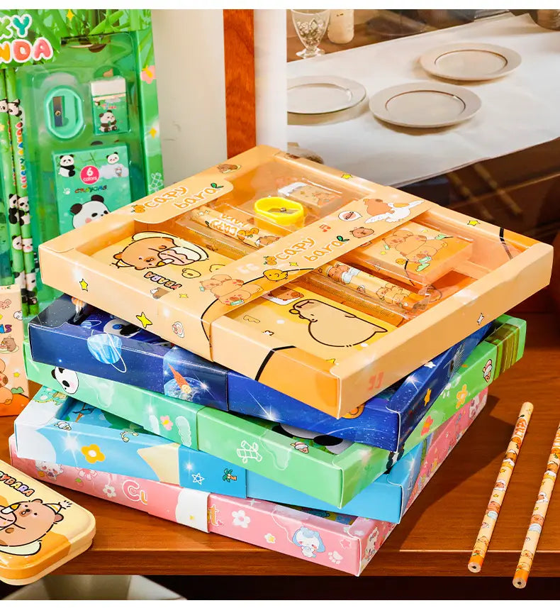 Oranges Kinder-Kinderzeichentrick-Schreibwaren-Set, Mäppchen mit klaren Kunststofffächern und gelbem Deckel, entworfen als Schulbedarf-Geschenkset.