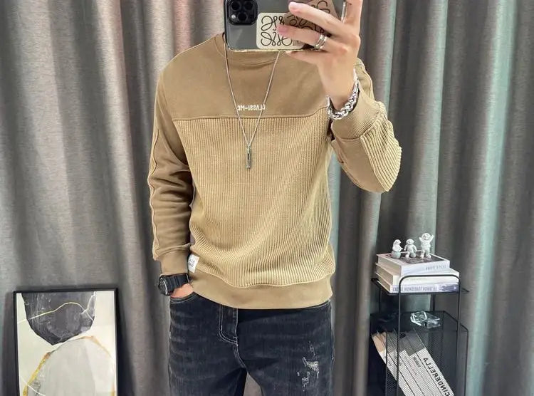 Pull-over en maille à empiècement contrastant pour homme, manches longues, en maille côtelée beige, avec un empiècement texturé contrastant sur la poitrine.