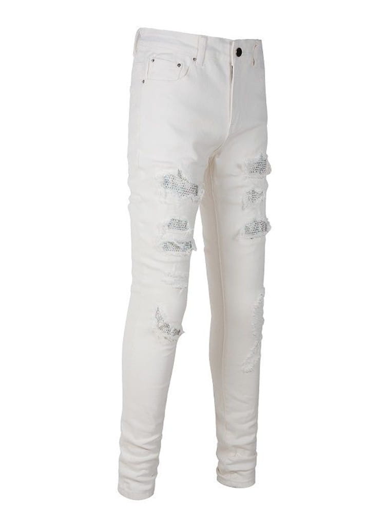 Jean pour homme en denim blanc délavé à coupe ajustée, avec des ornements en strass étincelants sur les déchirures pour un look casual élégant.