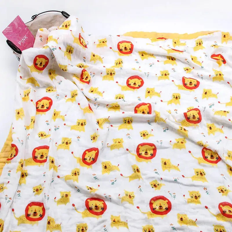 Weiße Bambus-Baumwoll-Decke für Babys (Swaddle) mit floralen Motiven, mit einem verspielten Muster aus gelben Cartoon-Löwen, die rote Kronen tragen, sowie kleinen floralen Akzenten mit durchgehender gelber Bordüre.