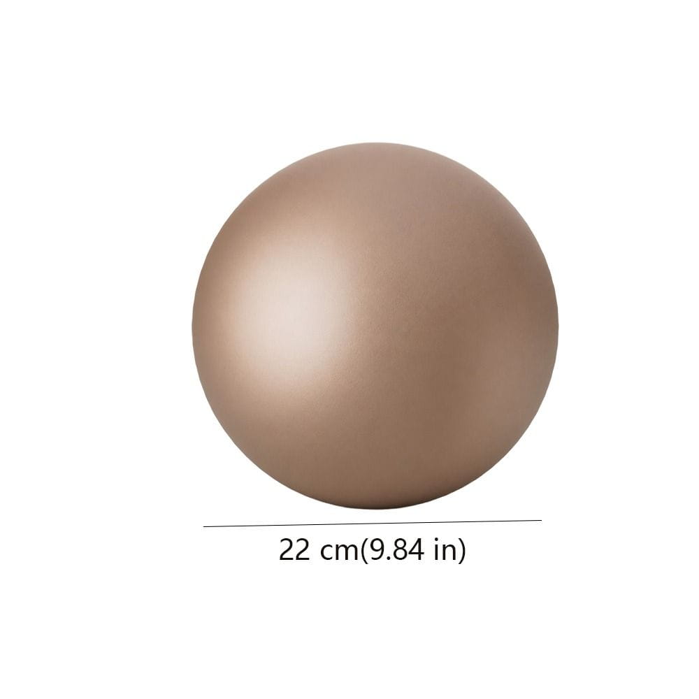 Un balón de yoga Pilates de 22 cm color beige, de acabado mate suave, antiestallidos, diseñado para el entrenamiento del core y el acondicionamiento físico