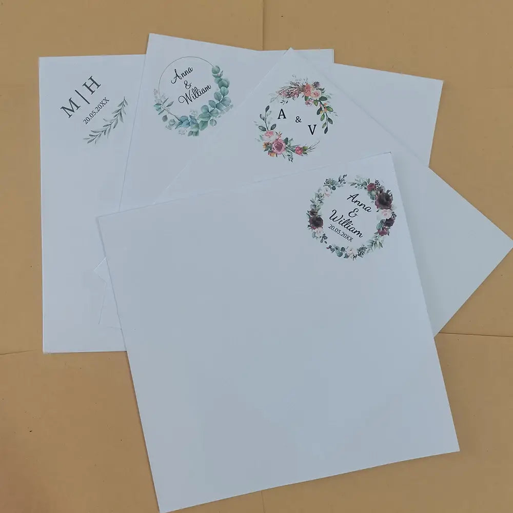 Weiße Hochzeitseinladung-Umschläge mit zarten floralen Kranzdesigns sowie personalisierten Namen und Daten in eleganter Schreibschrift für personalisierte Hochzeits-Konfetti-Tüten, 30 Stück.
