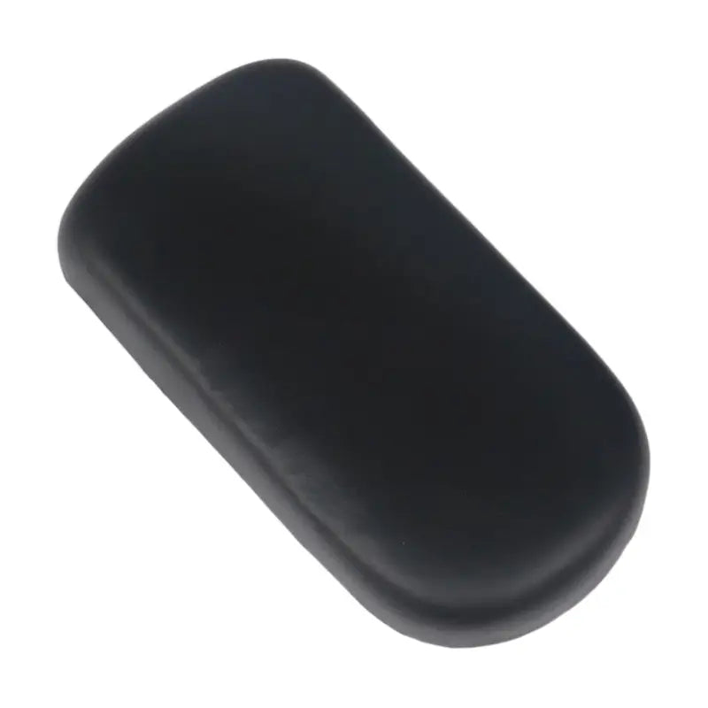 estuche negro para gafas de superficie lisa y rectangular con bordes redondeados mostrado desde el lado posterior para el almacenamiento en el conjunto de almohadilla del respaldo del asiento trasero de patinete eléctrico