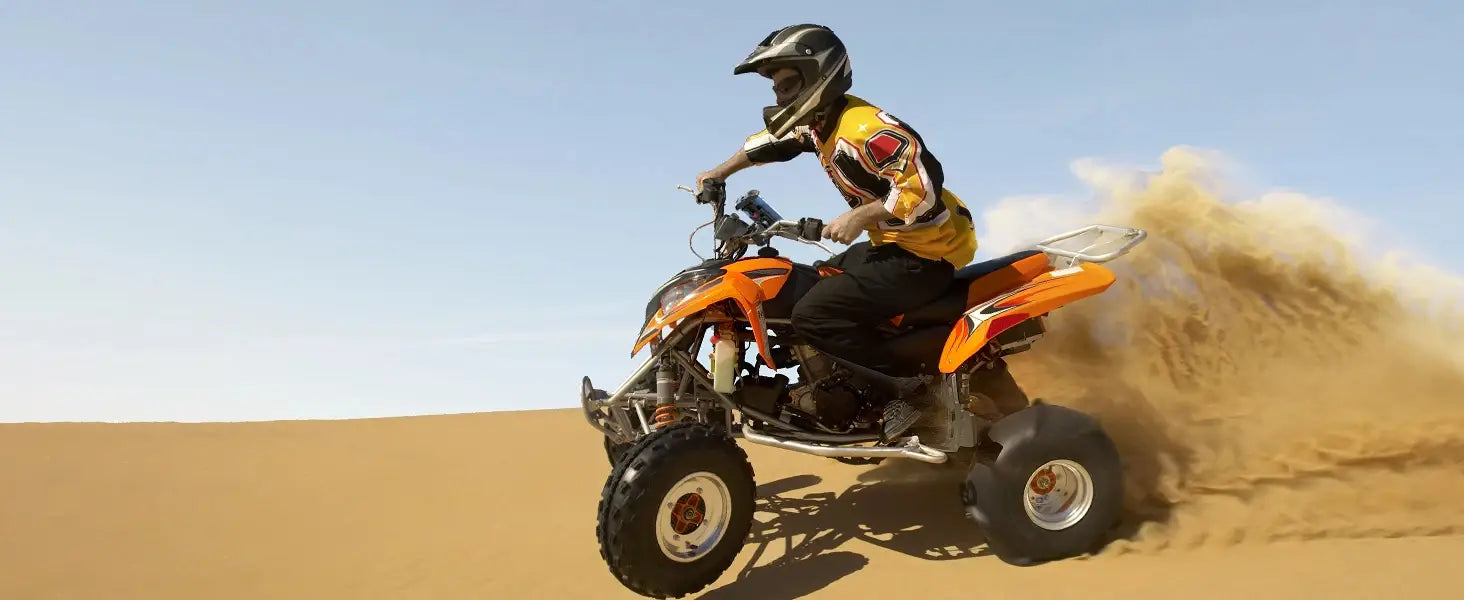 Véhicule tout-terrain ATV orange et noir à quatre roues avec pneus robustes et design sportif, comprenant un support de téléphone pour vélo universel avec rotation à 360 degrés.