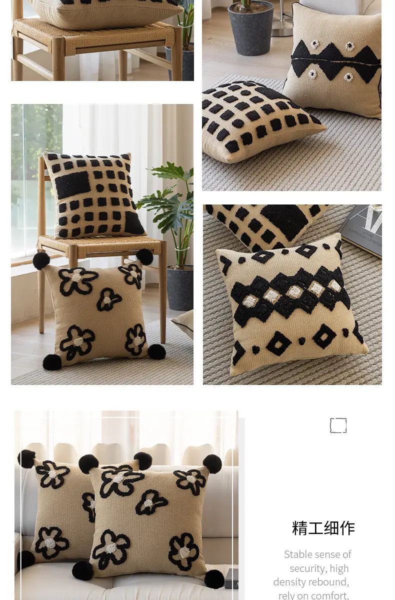 Housse de coussin bohème beige en tricot, avec des motifs floraux et géométriques brodés en noir et des accents de pompon noir, pour la décoration du salon.