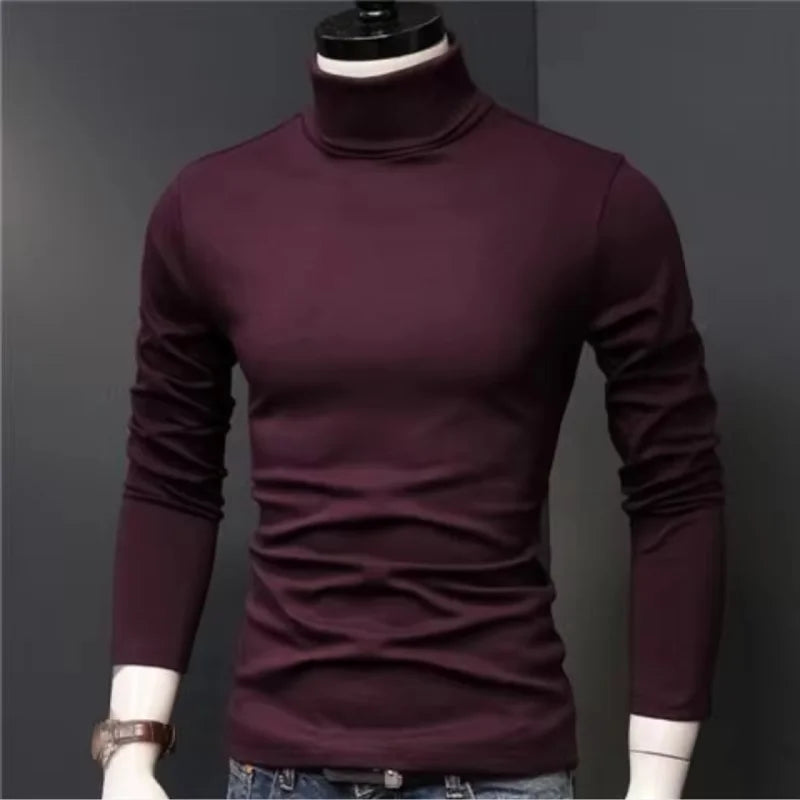 chemise noire pour homme à col roulé, manches longues, coupe ajustée, en bordeaux foncé, avec une texture tricotée lisse et un design élégant.
