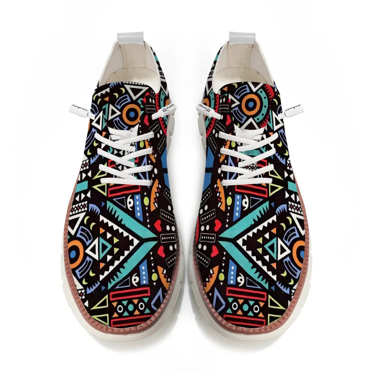 Chaussures derby brogue décontractées en maille pour hommes, en toile noire, avec un motif géométrique tribal vibrant en turquoise, orange, rouge et blanc, des lacets blancs et une semelle en caoutchouc marron.