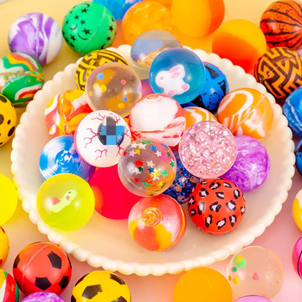 Un conjunto de coloridas bolas a granel elásticas y translúcidas con diseños de caritas juguetonas, patrones y purpurina, para surtido de recuerdos para fiestas.