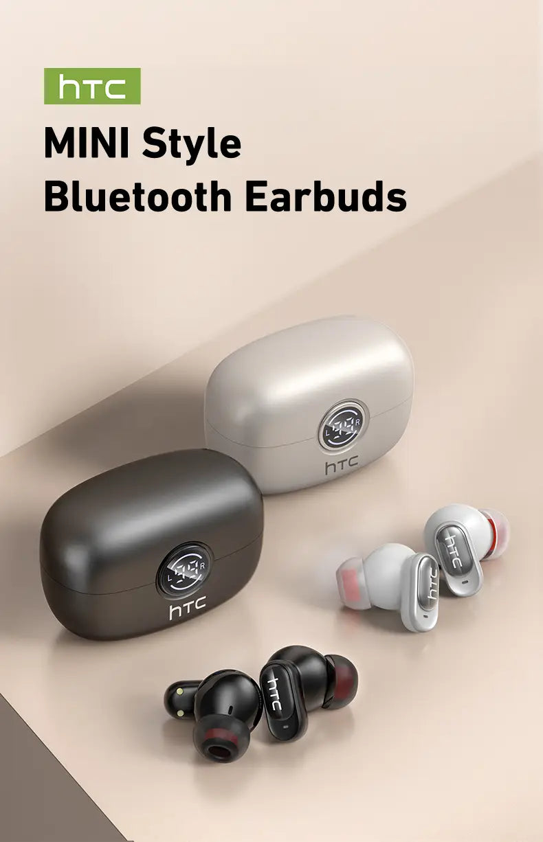 洗練された光沢仕上げとそれに合わせた充電ケースを備えたシルバー＆ブラックのHTC NE79 TWS Bluetoothイヤホン。ハイファイ・ステレオの音質に設計されています。