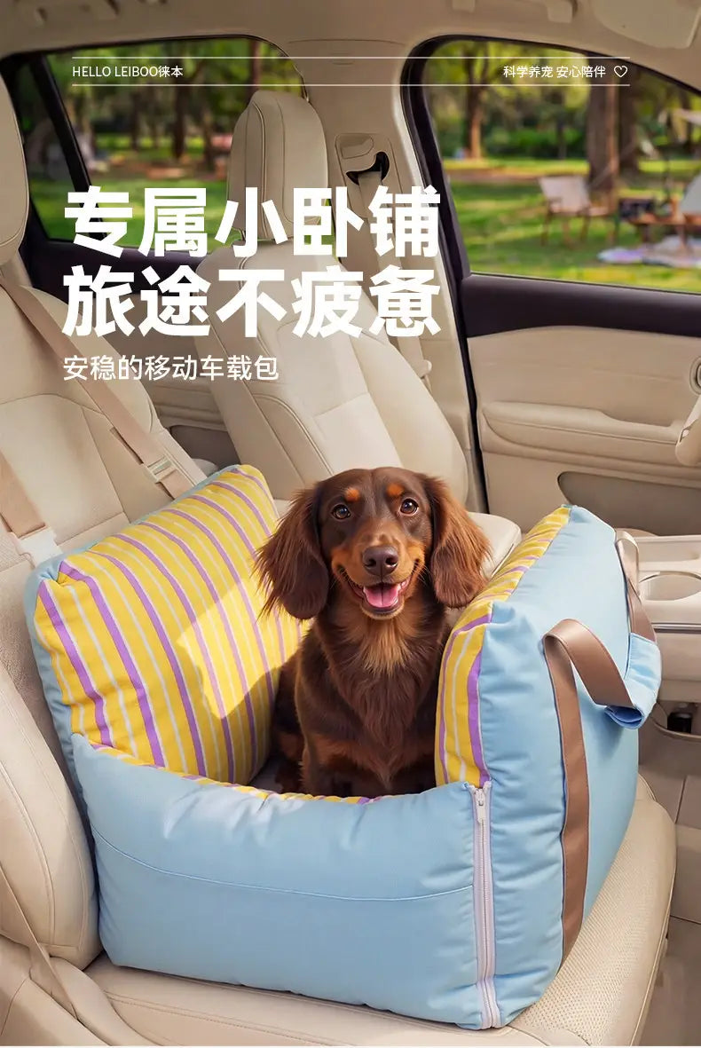 Un siège de voiture pour chien et un lit de voyage douillets pour petits chiens, avec des rayures bleu clair et jaunes et des sangles brunes pour un maintien sûr dans les véhicules.