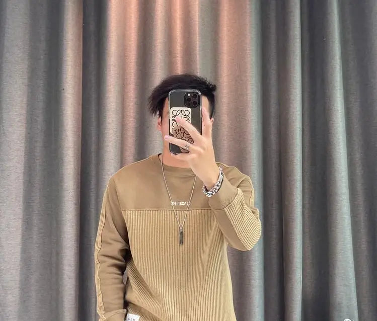 Pull-over en maille à empiècement contrastant pour homme, manches longues, en maille côtelée beige avec un empiècement texturé contrastant sur la poitrine