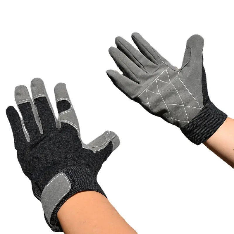 Gants de travail en cuir de vache noir et gris, avec extrémités des doigts renforcées, prise de paume texturée et sangle de poignet réglable pour la sécurité et l’utilisation en conduite.