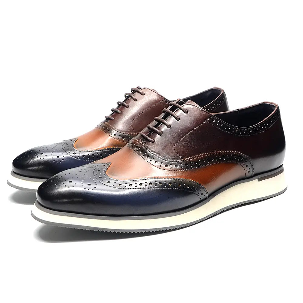 Escarpins brogue wingtip en cuir bicolore marron et noir avec une semelle en caoutchouc blanche.