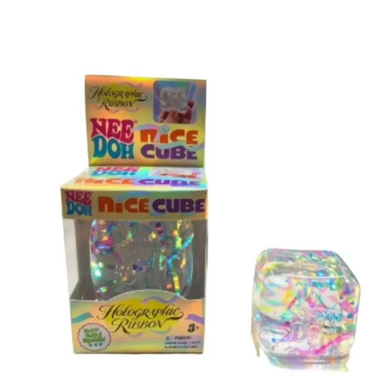 Ein holografisch regenbogenfarbenes Needoh-Maltose-Eiswürfel-Sensory-Fidget-Spielzeug mit schimmernden Wirbelmustern im Inneren eines klaren Kunststoffwürfels.