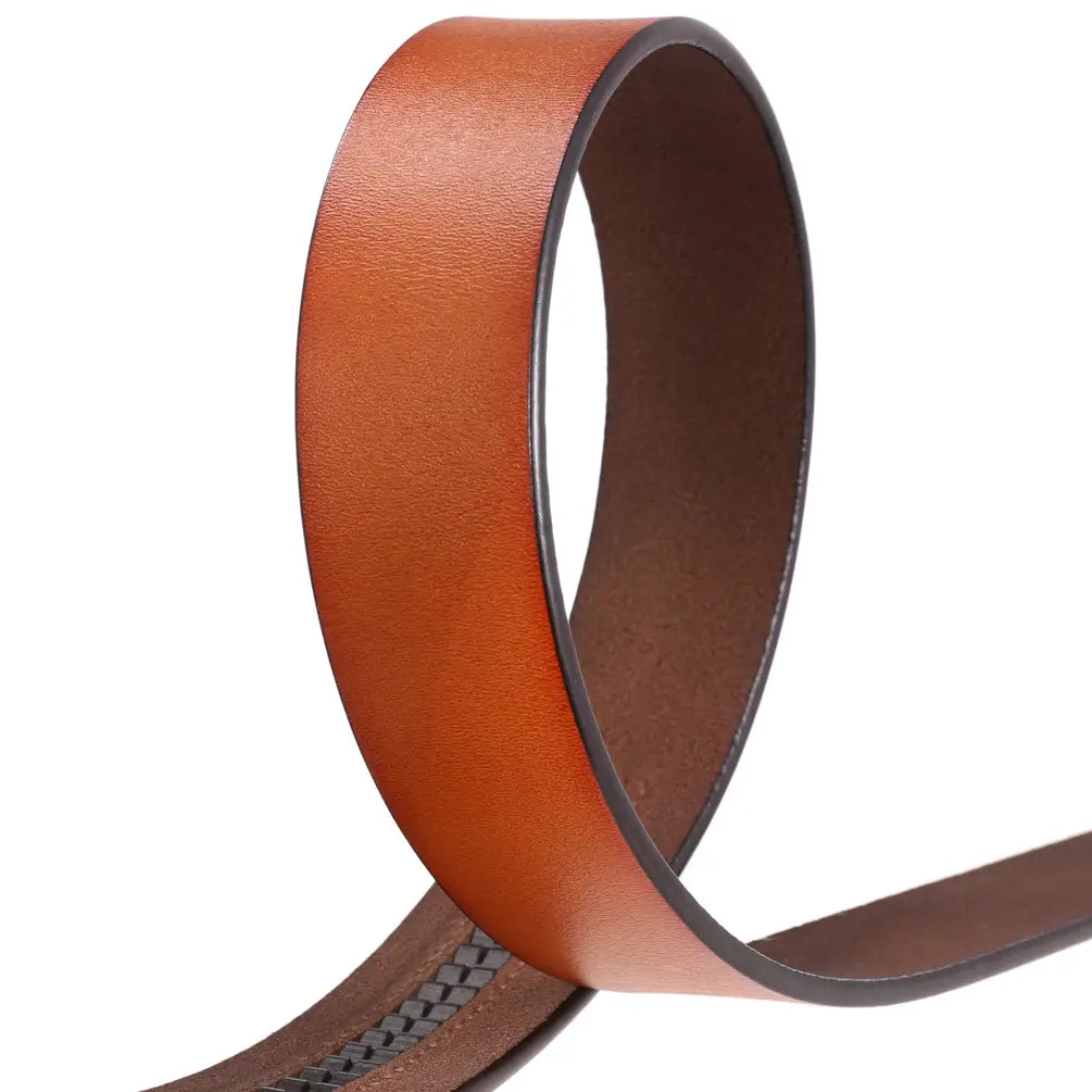Sangle en cuir à cliquet sans trous 3,5 cm pour homme en cuir beige, avec un bord légèrement cousu et un détail de fermeture éclair visible sur la face intérieure.
