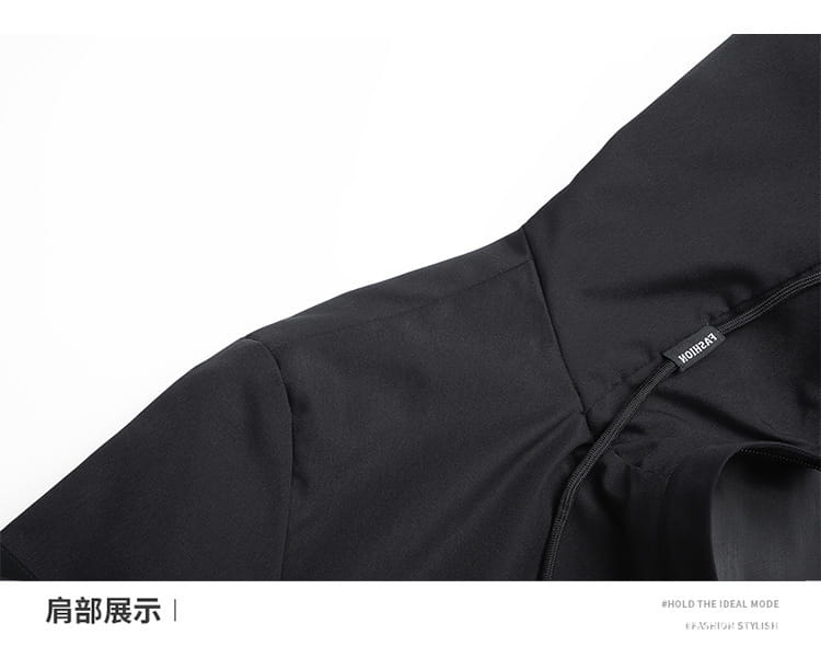 Chaqueta impermeable con capucha para hombre en color negro, de nailon, con un detalle de costura discreto y etiqueta de marca diseñada para su uso en actividades al aire libre