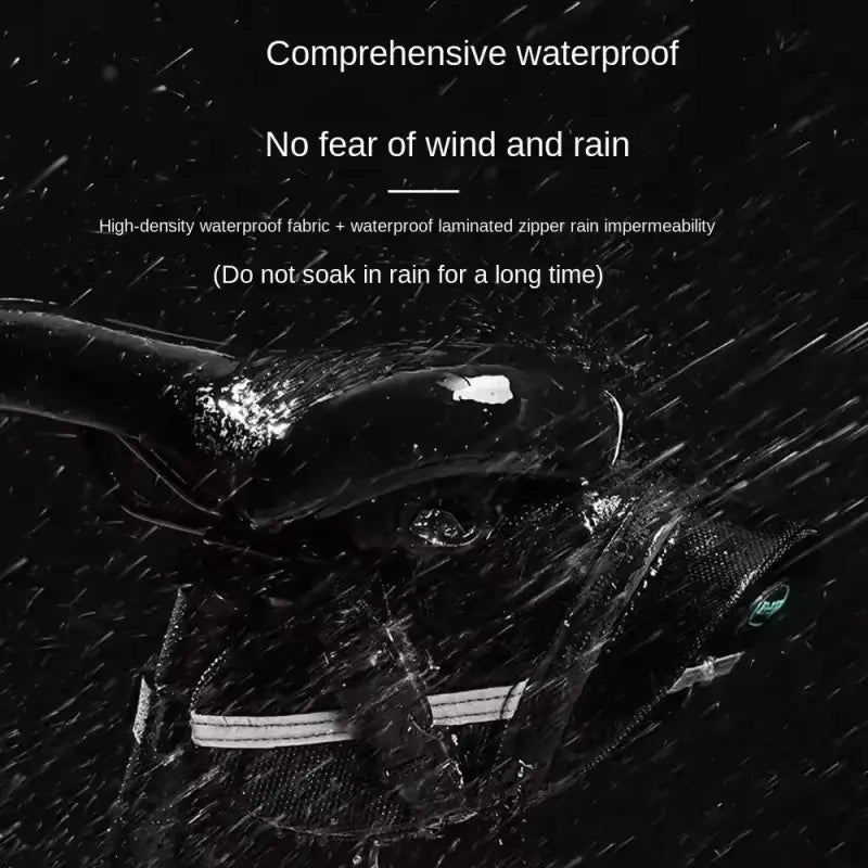背面から見た、雨よけのためのラミネート加工ジッパーを備えた高密度ナイロン生地の防水ブラック自転車用サドルバッグ。