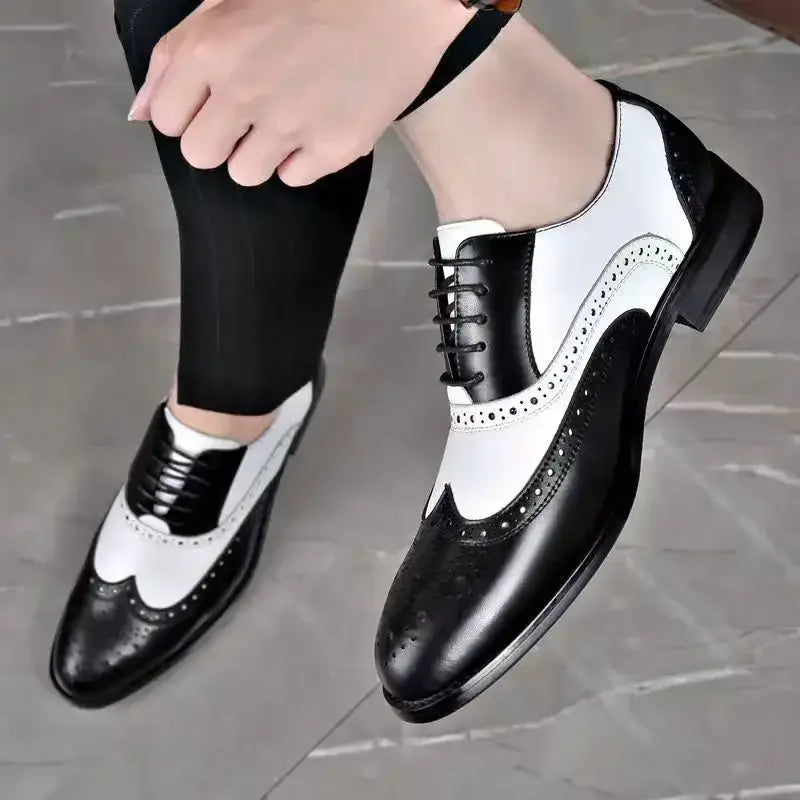 Zapatos de vestir Oxford tipo brogue bicolor para hombre, con acabado de cuero negro y blanco pulido y detalles brogue clásicos.
