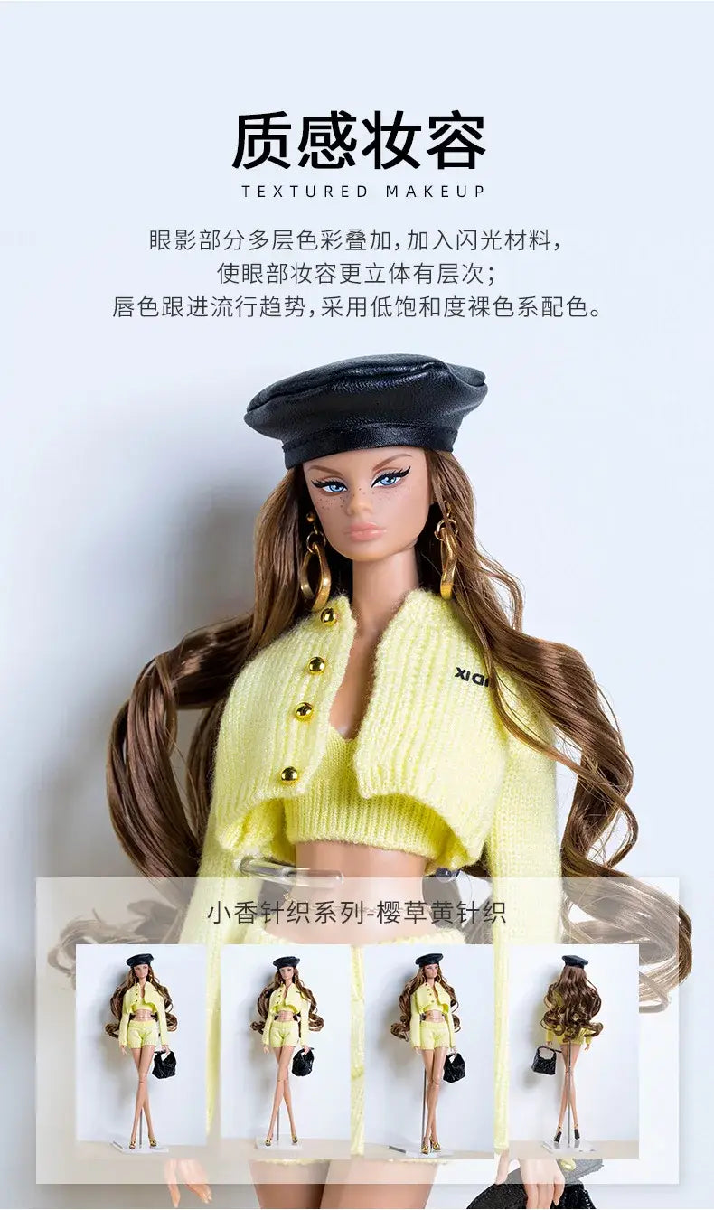 1／6スケールの人形が、黒いレザー製ベレー帽と、金色のボタンおよびシオ（xio）刺繍の鮮やかな黄色いニットカーディガンを着用しています。